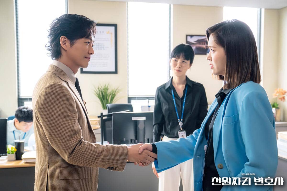 potret Namkoong Min dan Kim Ji Eun di drakor One Dollar Lawyer 