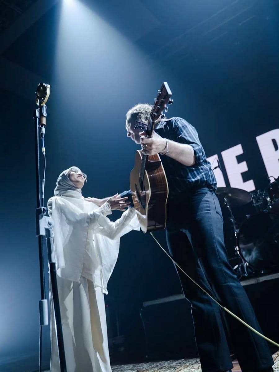 Feby Putri dan The Paper Kites