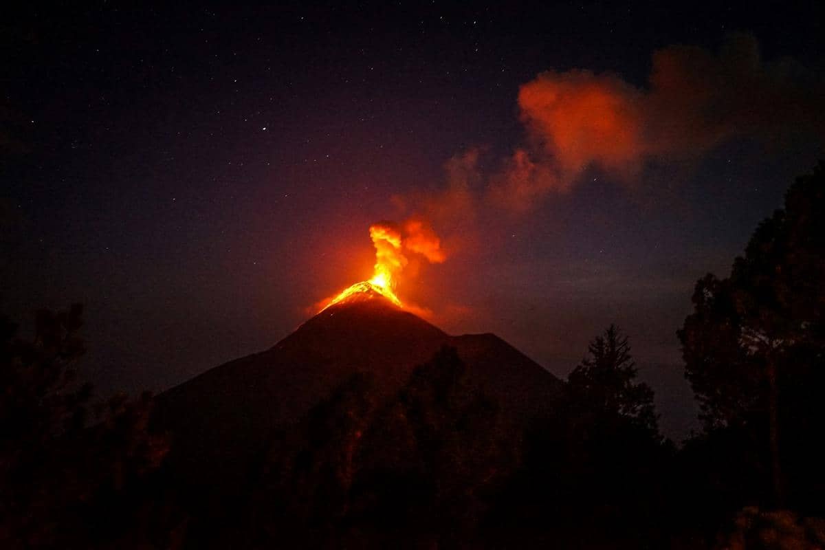 ilustrasi gunung berapi yang sedang erupsi