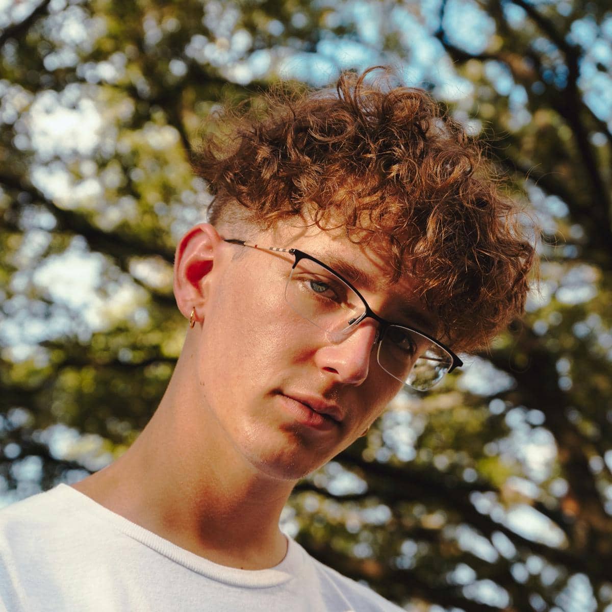 ilustrasi model rambut pria wajah tirus