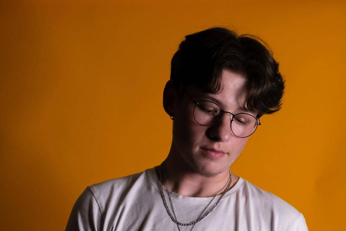 ilustrasi model rambut pria wajah tirus