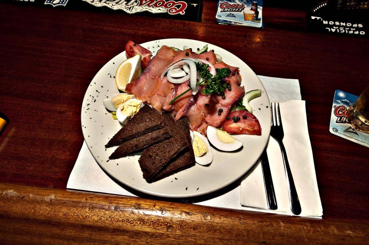 ilustrasi sandwich salmon