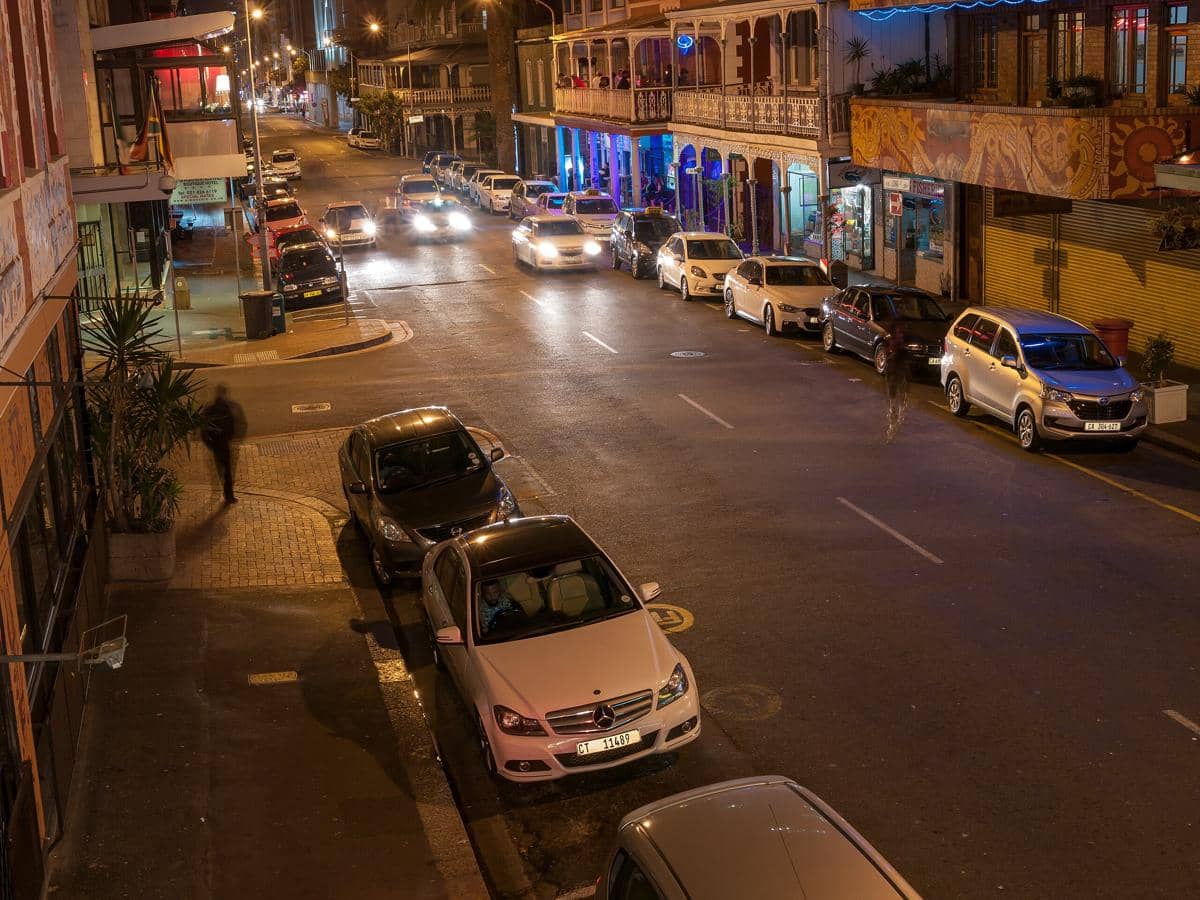ilustrasi suasana malam hari di Cape Town