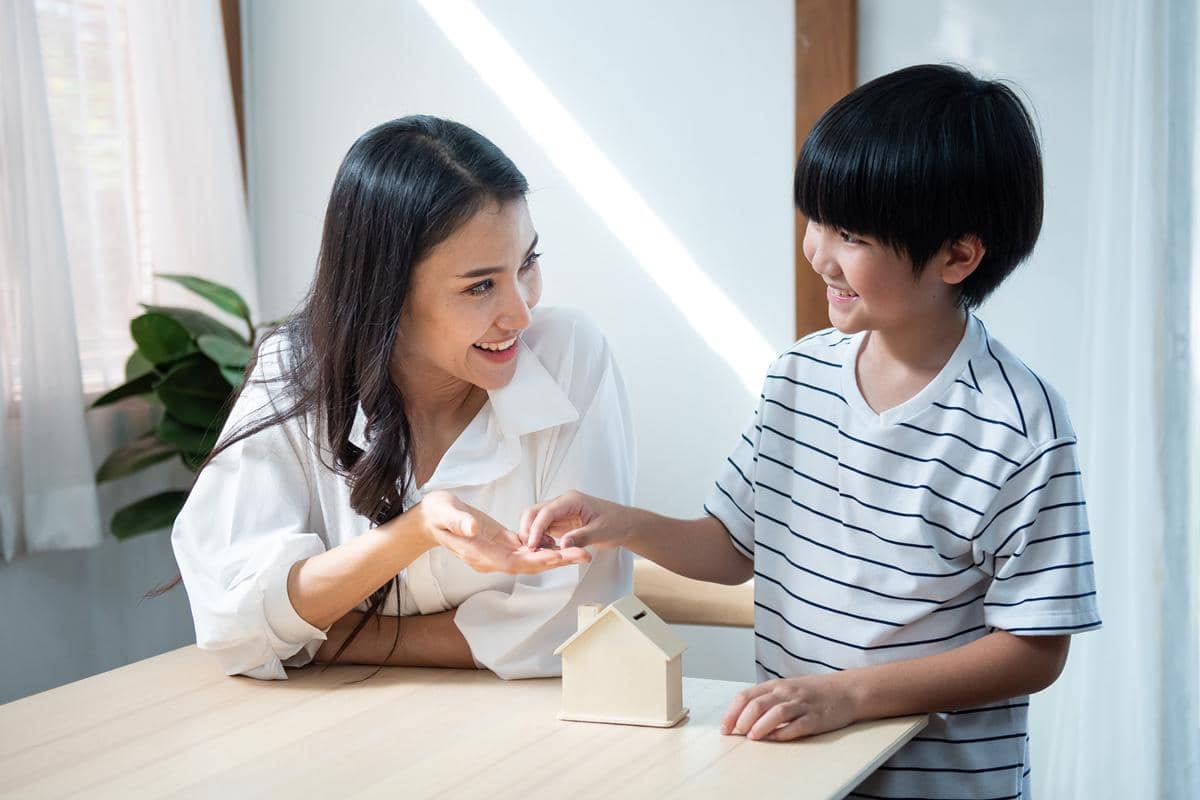 Ibu dan anak sedang menabung bersama di rumah