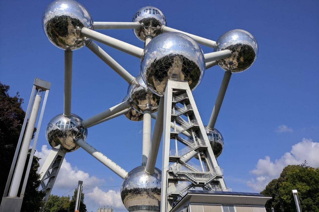 Atomium terdiri dari sembilan bola