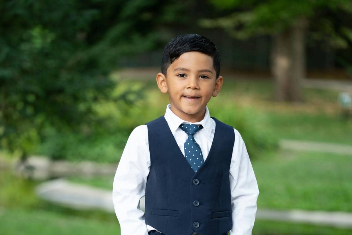 ilustrasi perbedaan dasi anak laki-laki dan perempuan 