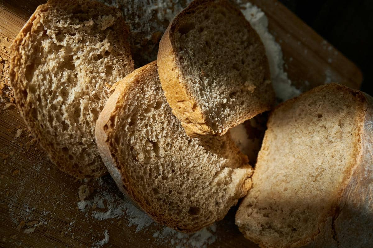 ilustrasi potongan roti sourdough untuk dinikmati 