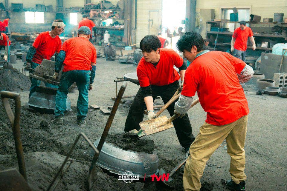 cuplikan drama Typhoon Family