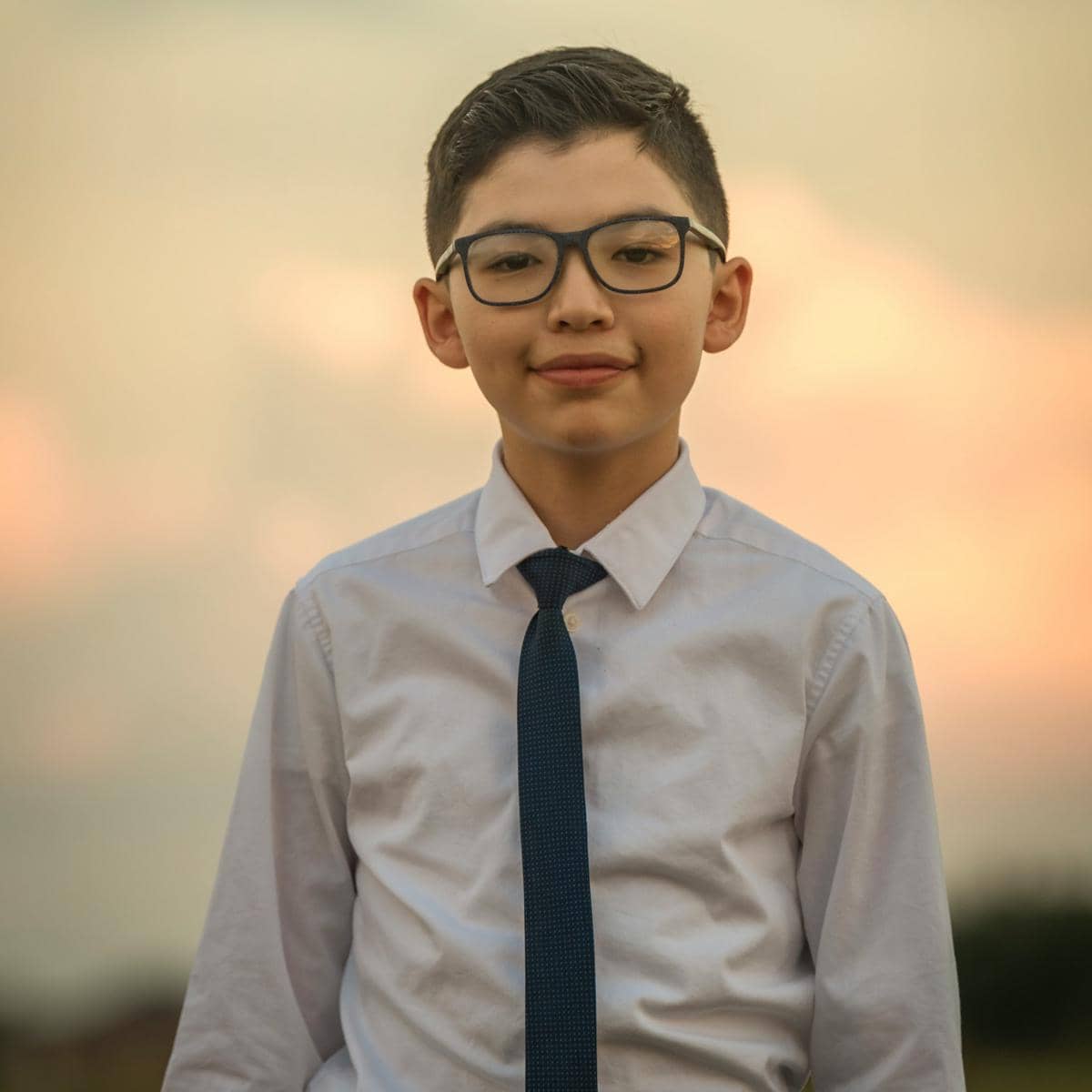 ilustrasi perbedaan dasi anak laki-laki dan perempuan