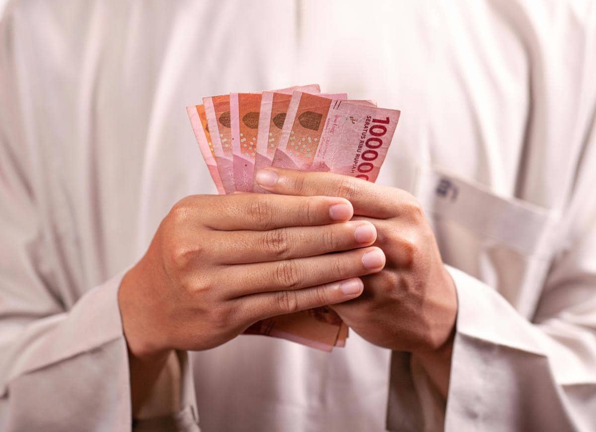 lima lembar uang seratus ribu rupiah