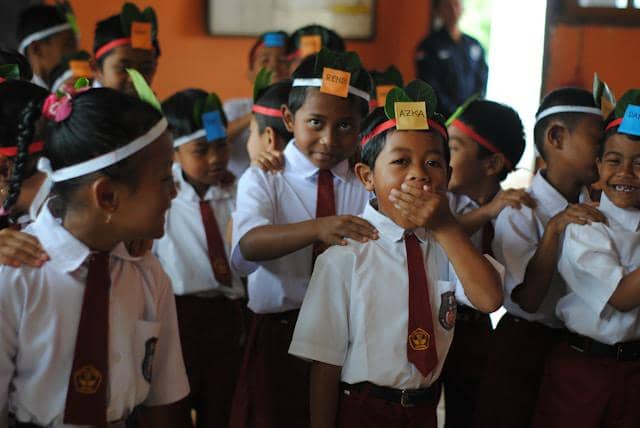 ilustrasi perbedaan dasi anak laki-laki dan perempuan 