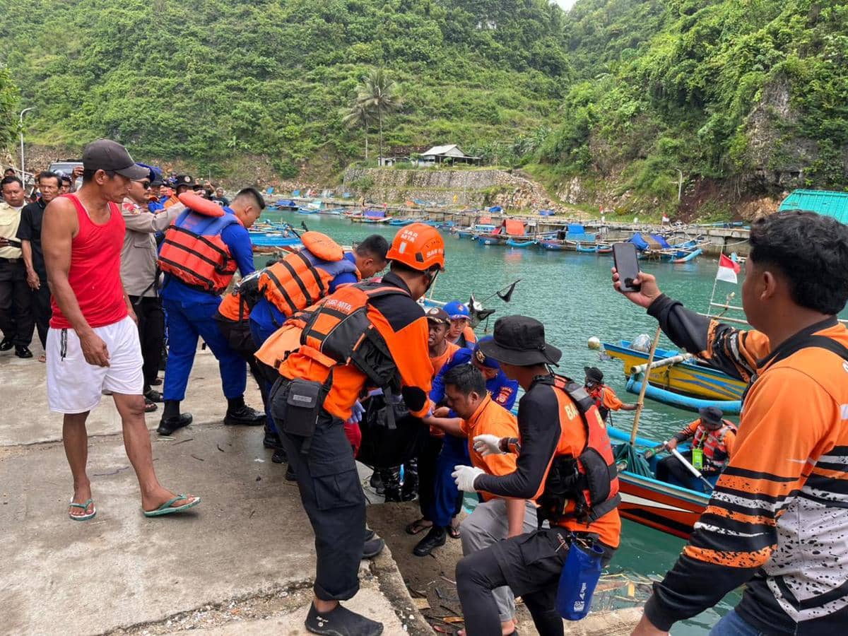 Tim SAR Gabungan evakuasi jenazah nelayan yang hilang tenggelam di Pantai Ngluluran Gunungkidul. (Dok. Basarnas Yogyakarta)