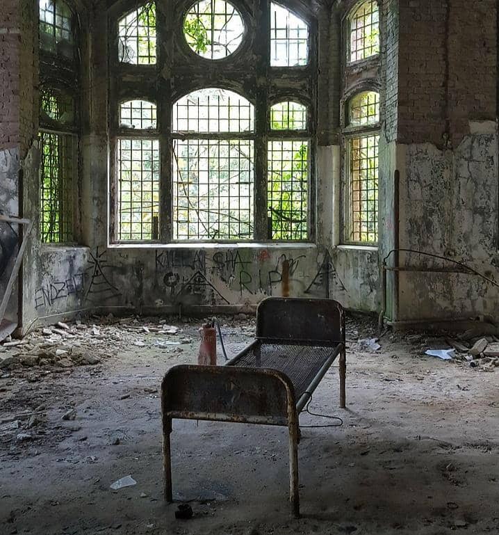 Potret ruang rawat yang terbengkalai di Beelitz-Heilstätten