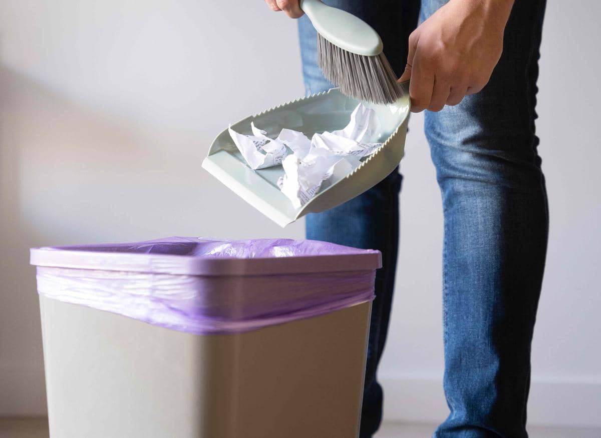 membuang sampah kecil