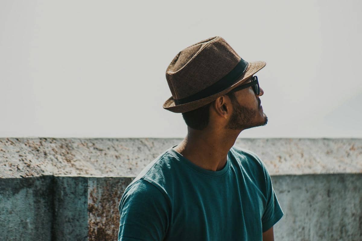 ilustrasi cowok memakai kaos bewarna navy (unsplash.com/Md Mahdi)