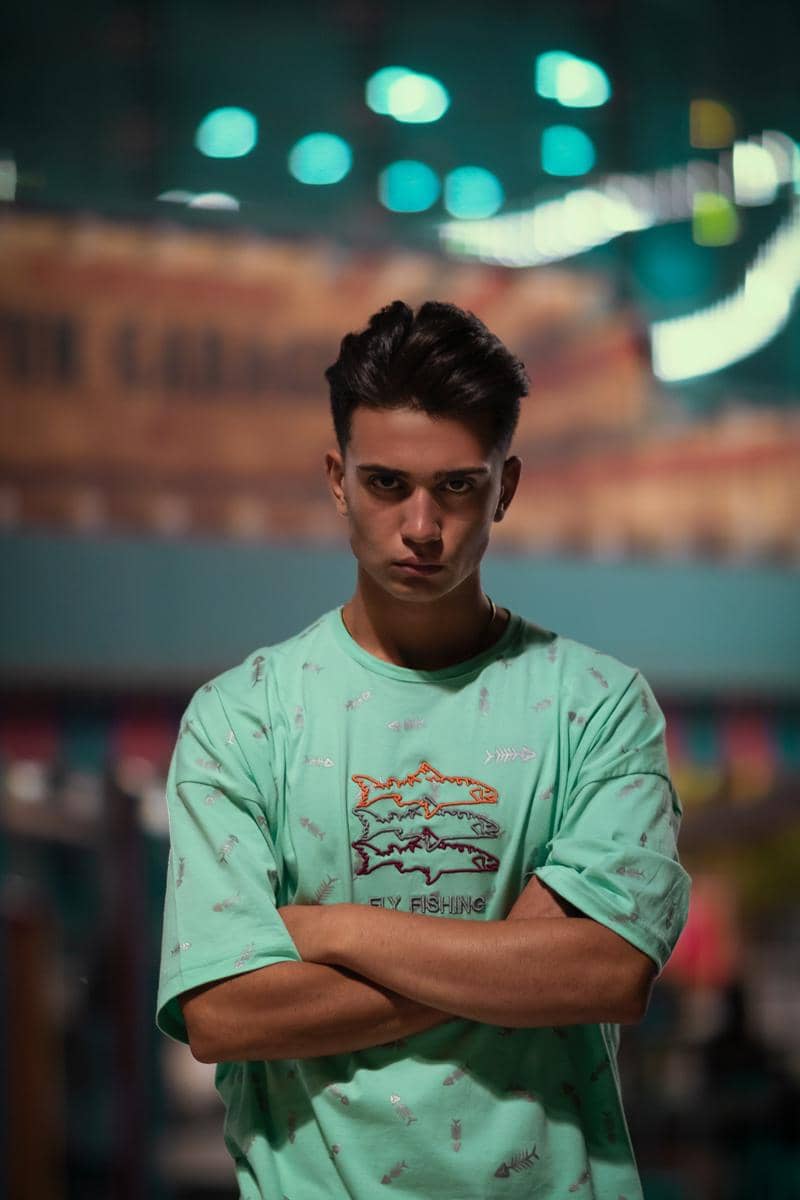 ilustrasi cowok memakai kaos biru muda (unsplash.com/mehrab zahedbeigi)