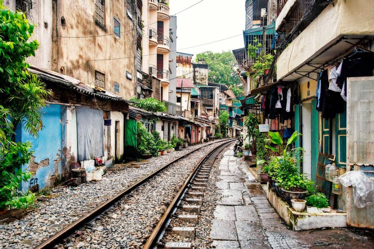 ilustrasi train street hanoi