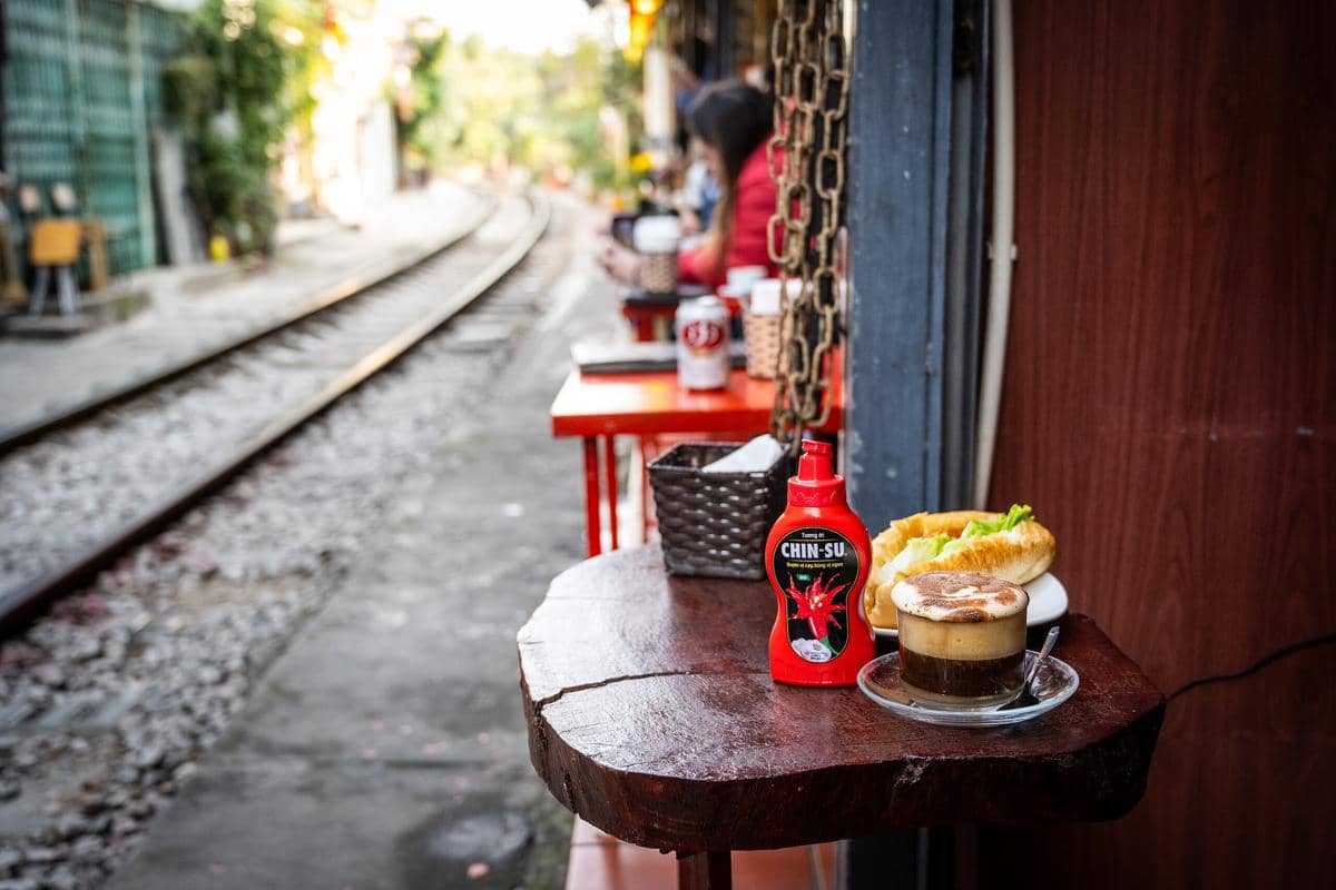 ilustrasi kafe di train street hanoi