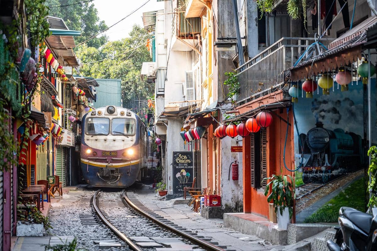 ilustrasi train street hanoi 