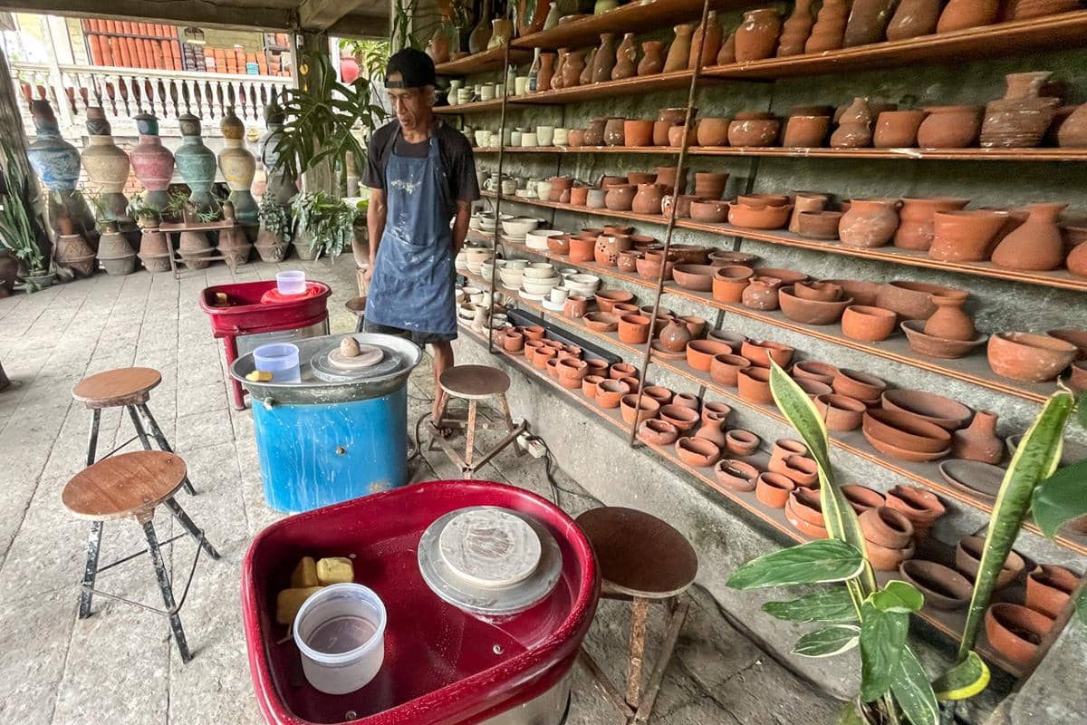 studio dan salah satu instruktur di Serayu Pottery & Workshop Studio 