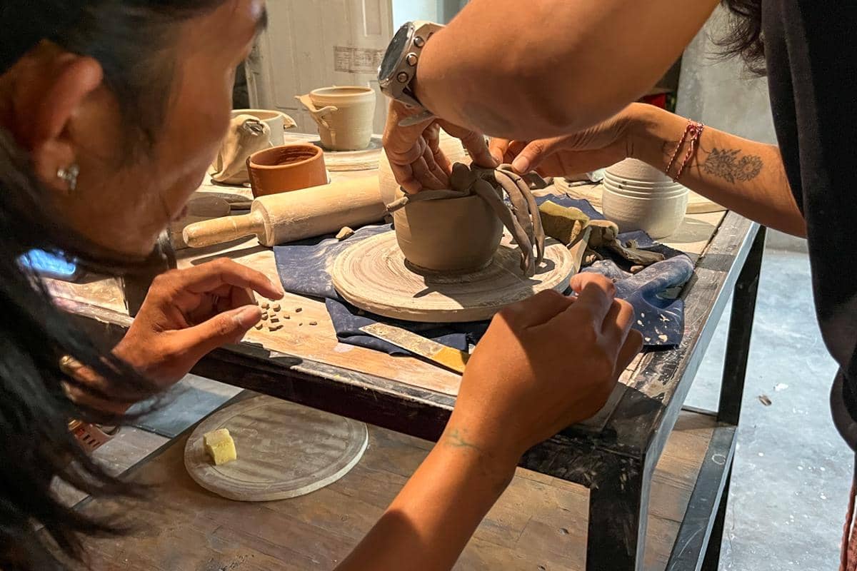 proses menghias pottery 