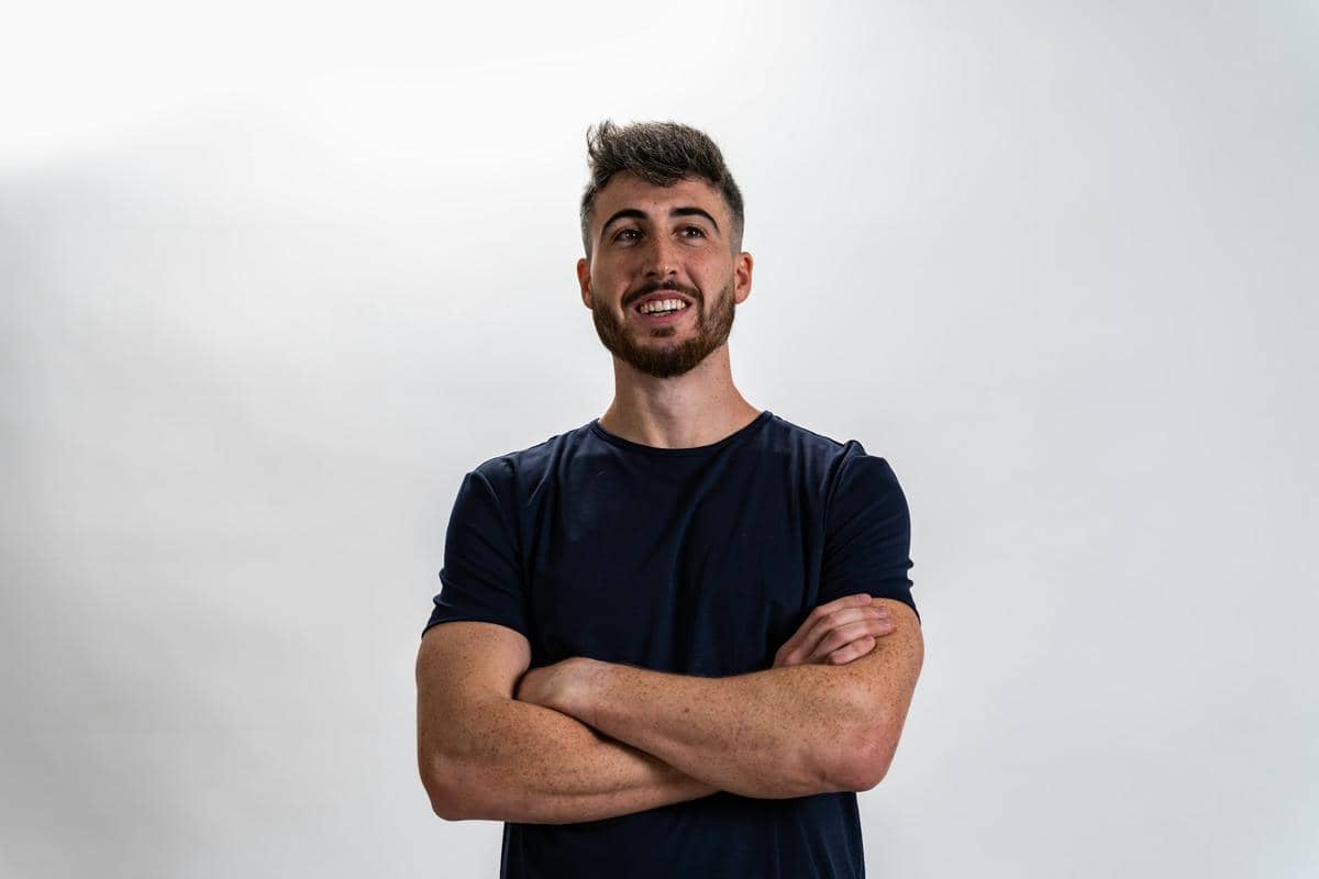 ilustrasi cowok memakai kaos hitam (unsplash.com/Or Hakim)