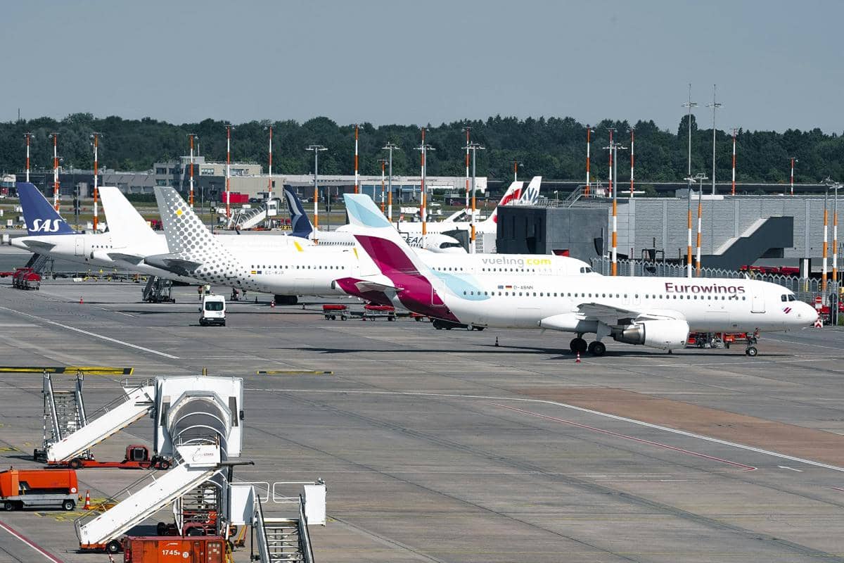 ilustrasi pesawat di bandara