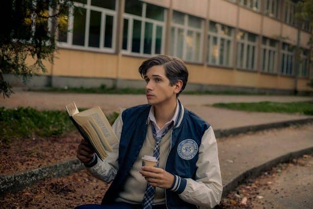 ilustrasi model rambut pria wajah tirus 