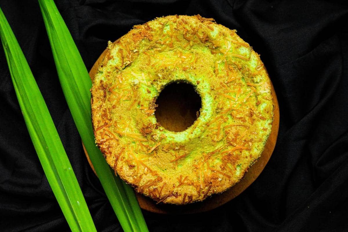 ilustrasi chiffon cake pandan kelapa