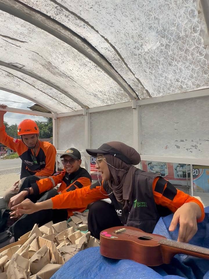 Chiki Fawzi jadi sukarelawan bencana di Sumatra Utara.