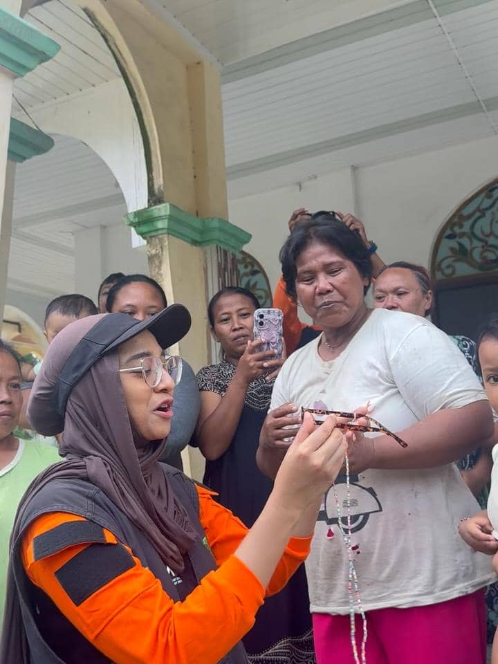 Chiki Fawzi jadi sukarelawan bencana di Sumatra Utara.