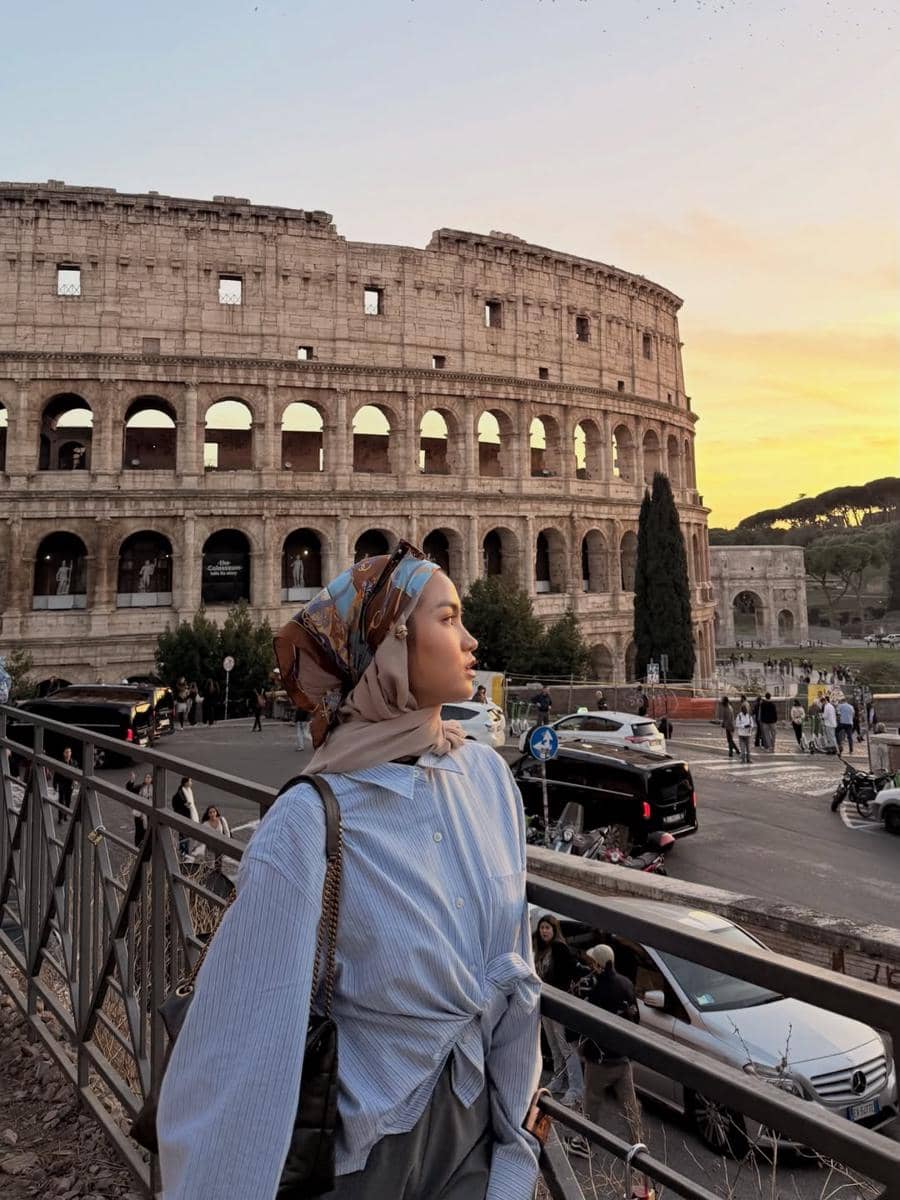 Xaviera Putri jalan-jalan di Koloseum.
