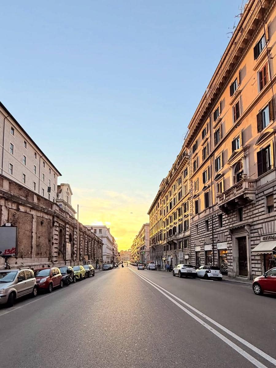 Xaviera Putri jalan-jalan di Koloseum.