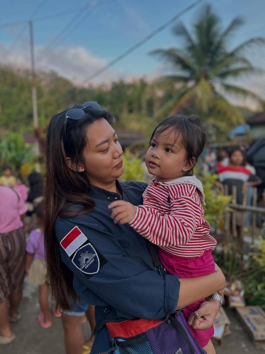 Sania Leonardo jadi sukarelawan bencana alam di Sumatra Utara.