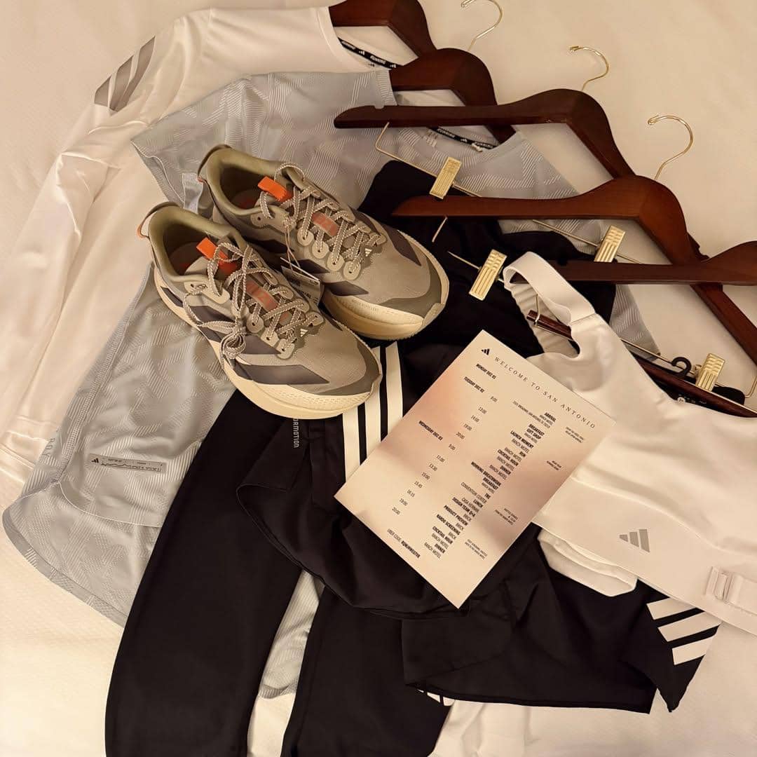 Jennifer Bachdim jalan-jalan di Kota San Antonio, Texas.