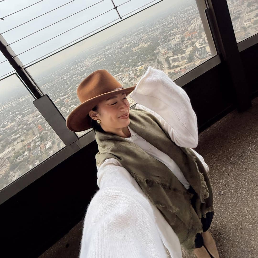 Jennifer Bachdim jalan-jalan di Kota San Antonio, Texas.