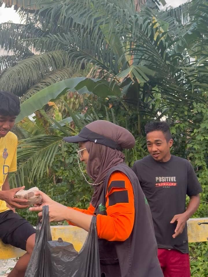 Chiki Fawzi jadi sukarelawan bencana di Sumatra Utara.