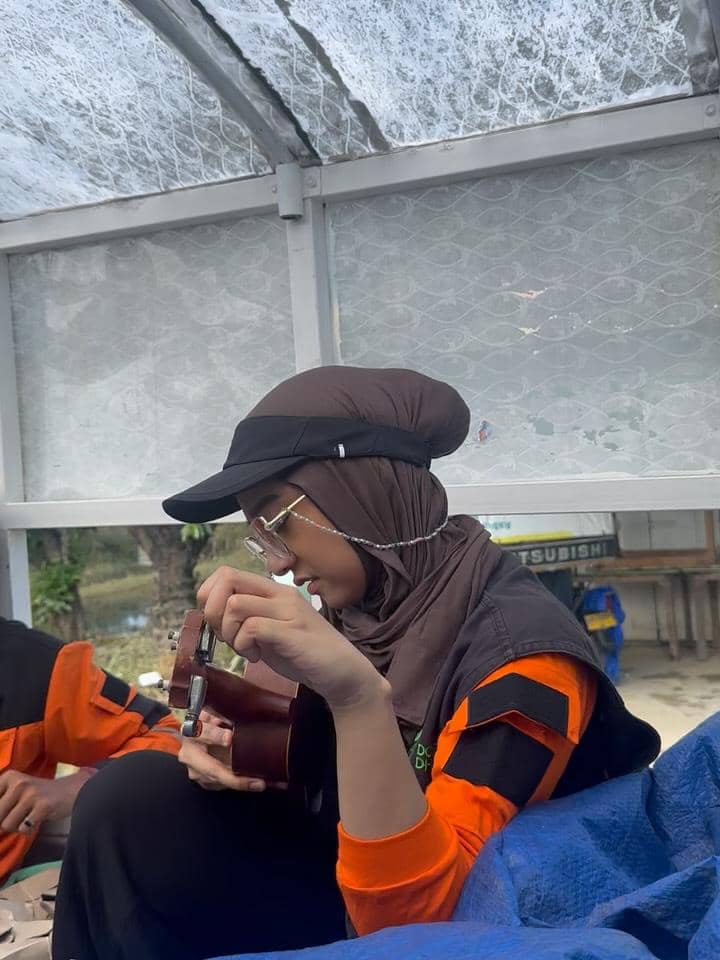 Chiki Fawzi jadi sukarelawan bencana di Sumatra Utara.