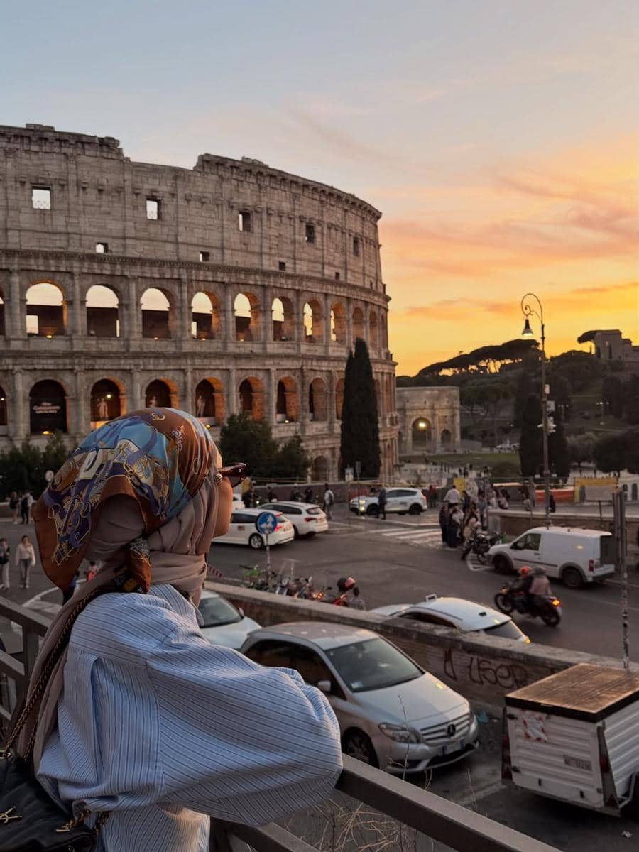 Xaviera Putri jalan-jalan di Koloseum.
