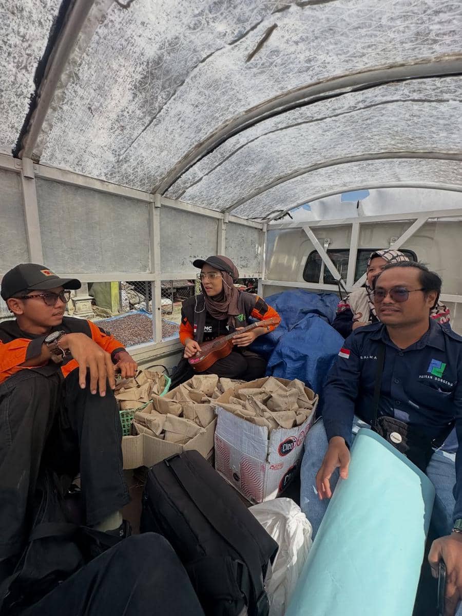 Chiki Fawzi jadi sukarelawan bencana di Sumatra Utara.