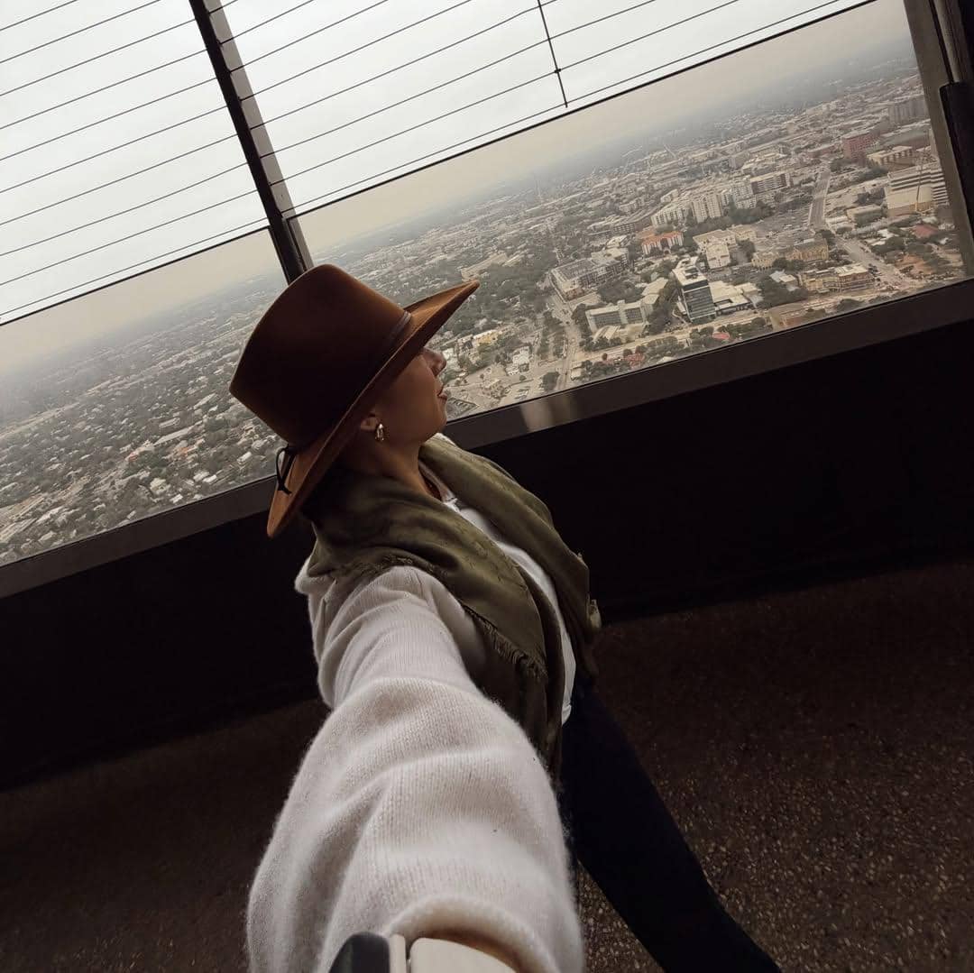 Jennifer Bachdim jalan-jalan di Kota San Antonio, Texas.