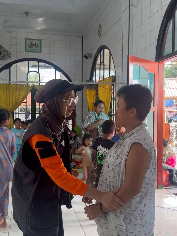 Chiki Fawzi jadi sukarelawan bencana di Sumatra Utara.