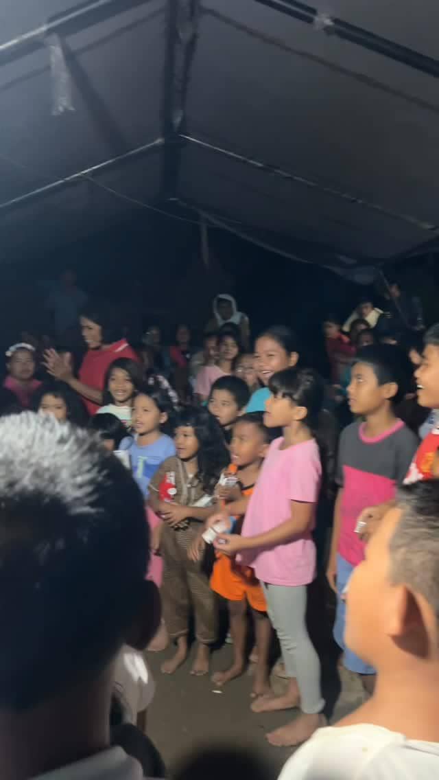 Sania Leonardo jadi sukarelawan bencana alam di Sumatra Utara.