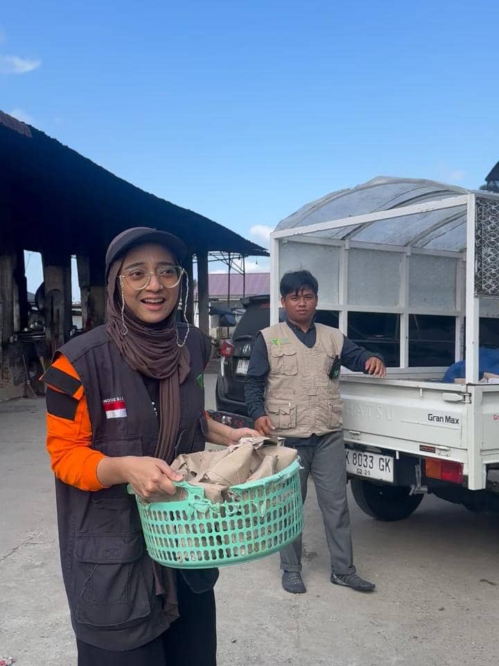Chiki Fawzi jadi sukarelawan bencana di Sumatra Utara.