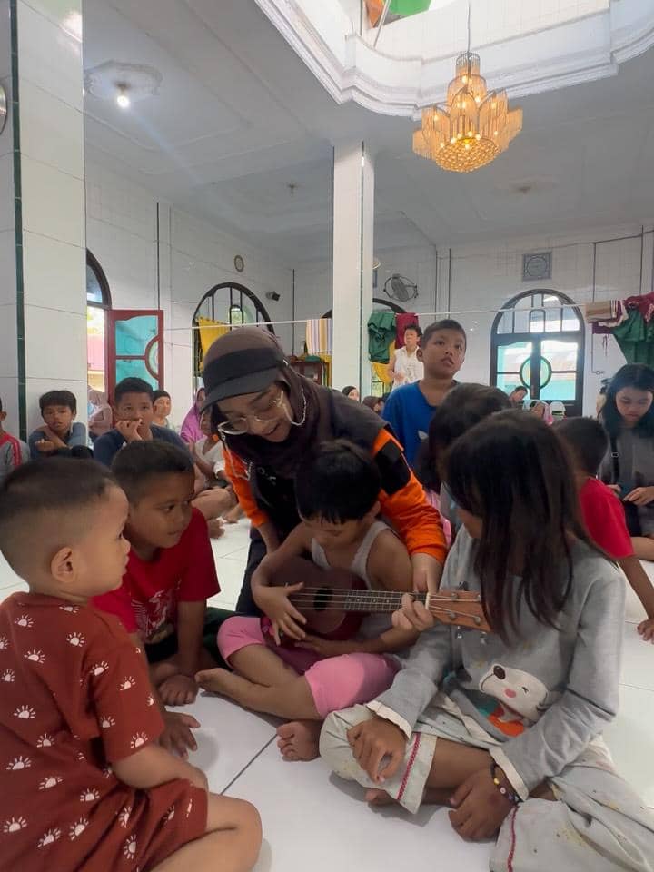 Chiki Fawzi jadi sukarelawan bencana di Sumatra Utara.