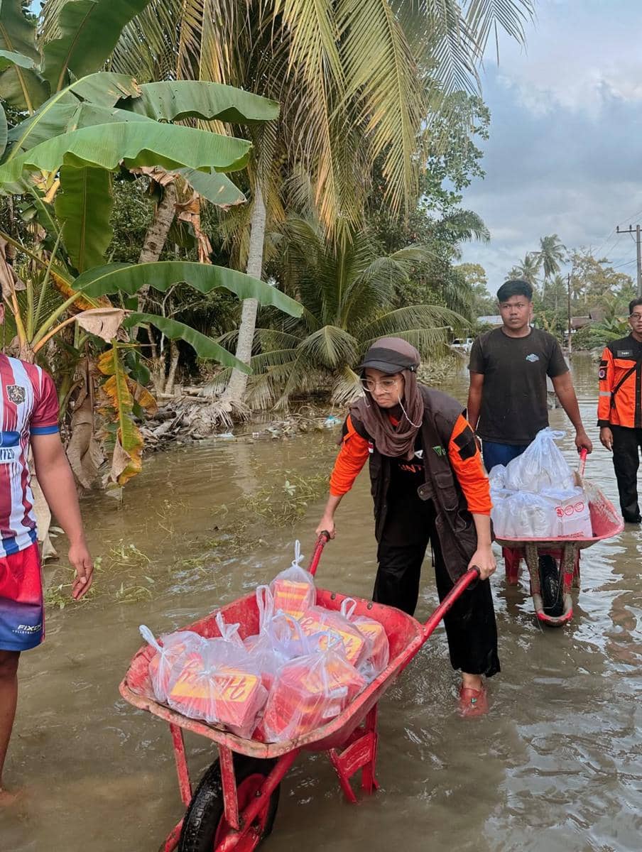 Chiki Fawzi jadi sukarelawan bencana di Sumatra Utara.