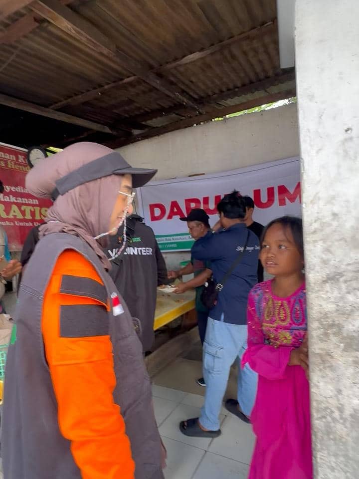 Chiki Fawzi jadi sukarelawan bencana di Sumatra Utara.