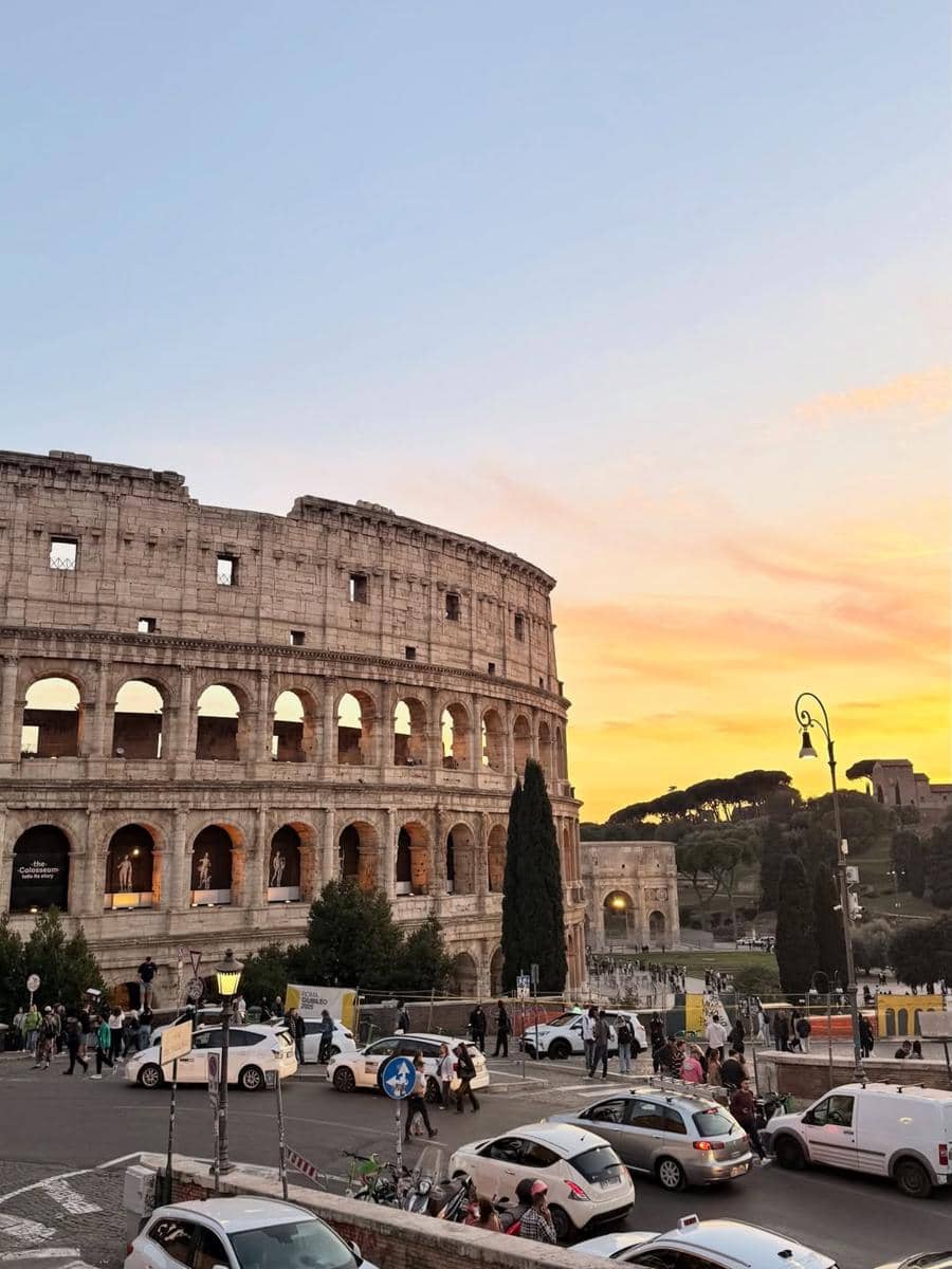 Xaviera Putri jalan-jalan di Koloseum.