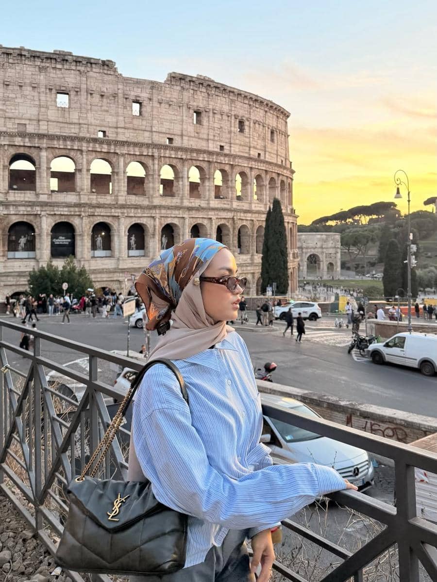 Xaviera Putri jalan-jalan di Koloseum.