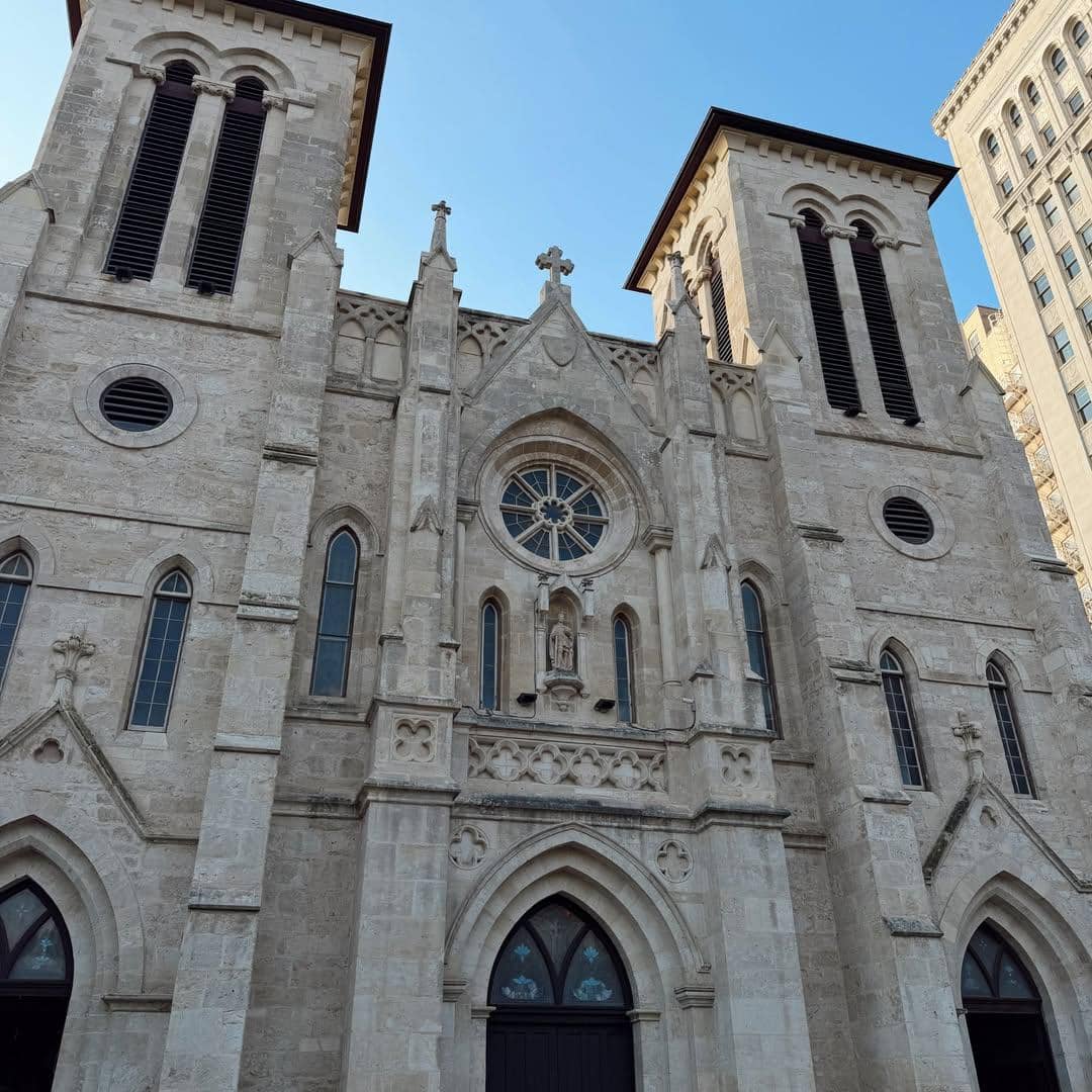 Jennifer Bachdim jalan-jalan di Kota San Antonio, Texas.